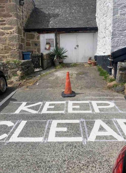 Seagulls Cottage, Touching Distance From Beach Mousehole Exteriör bild